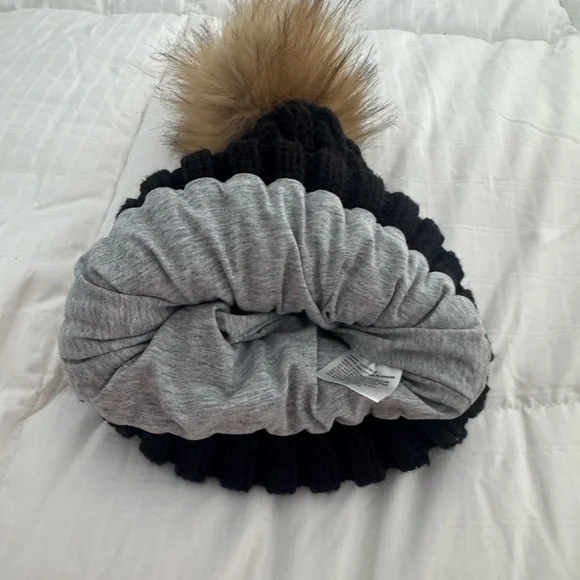 NEW Black Knit Beanie with detachable Faux Fur Pom - Picture 2 of 3